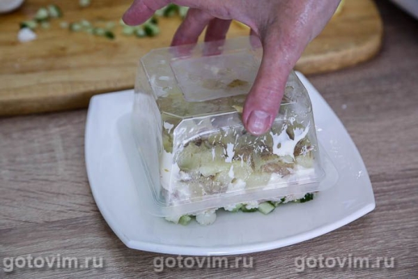 Слоеный салат из копченой скумбрии с картофелем и свежим огурцом