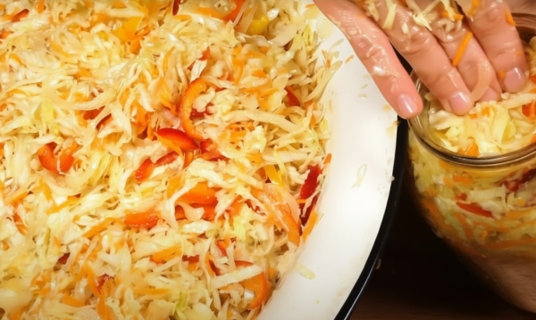 Не просто закуска, а маленькое чудо: хрустящий маринованный салат, который все просят записать!