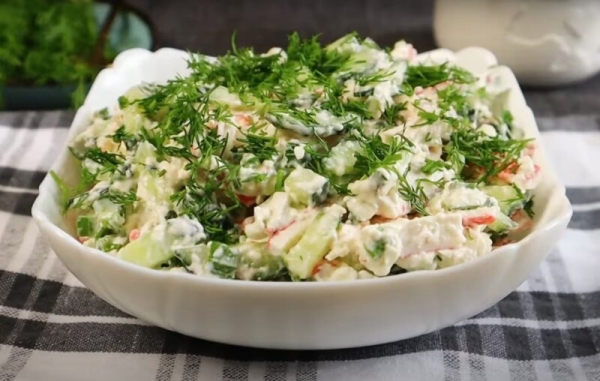 Крабовый салат «по-новому». 2 вкусных рецепта на все случаи жизни Крабовый салат «по-новому». 2 вкусных рецепта на все случаи жизни