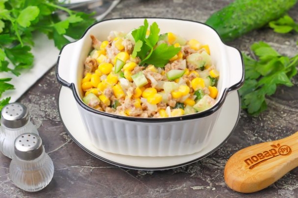 Салат с тунцом, кукурузой и огурцами Салат с тунцом, кукурузой и огурцами