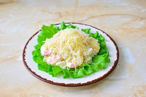 Салат с креветками, ананасом и сыром Салат с креветками, ананасом и сыром