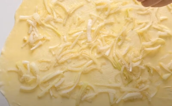 Вкусные луковые лепешки на сковороде. Готовим и едим уже 2 дня подряд: простой рецепт Вкусные луковые лепешки на сковороде. Готовим и едим уже 2 дня подряд: простой рецепт