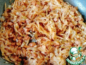 Дрожжевой пирог с капустой и сосисками