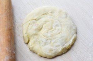 Слоеные лепешки с луком на сковороде Слоеные лепешки с луком на сковороде