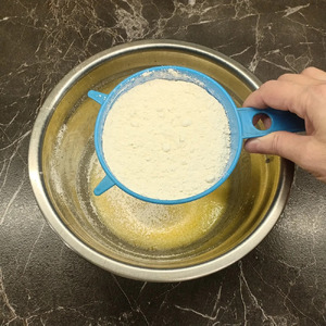 Рулет на дрожжевом тесте с творогом