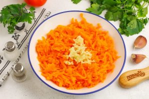 Салат из моркови с чесноком