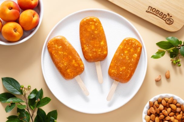 Мороженое из абрикосовых косточек с абрикосами и дыней Мороженое из абрикосовых косточек с абрикосами и дыней