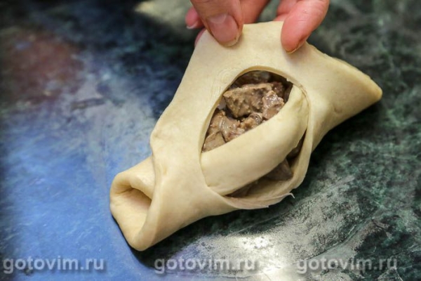 Булочка-плетенка с куриной печенью Булочка-плетенка с куриной печенью