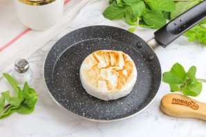 Жареный камамбер с брусничным соусом Жареный камамбер с брусничным соусом