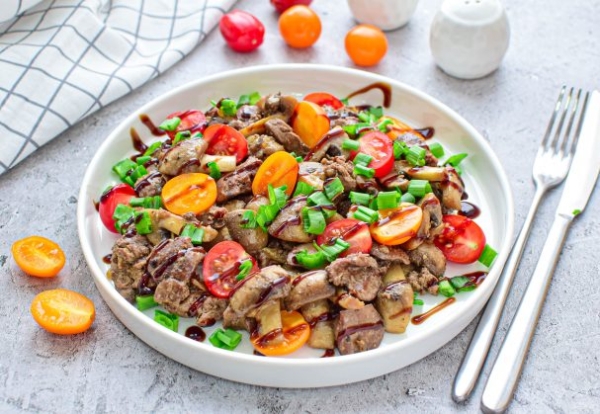 Теплый салат с печенью и грибами Теплый салат с печенью и грибами