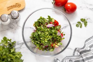 Салат с помидорами и кинзой