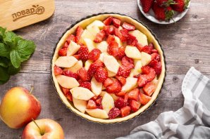 Пирог с яблоками и клубникой