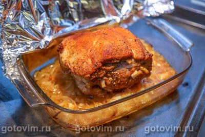 Свиная шея в фольге, запеченная с луком и сливочным маслом
