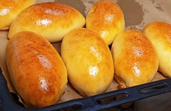 Тесто безумно нежное и мягкое. Вкусные пирожки, даже без начинки: простой рецепт — сможет каждый