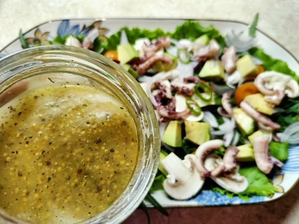 Салат с кальмаром, авокадо и свежими шампиньонами Салат с кальмаром, авокадо и свежими шампиньонами