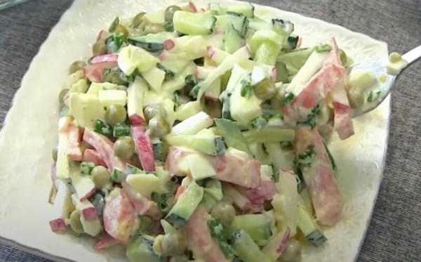 Забудьте про Оливье: рецепт летнего салата из простых продуктов, который станет звездой вашего стола