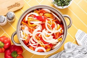 Салат из перца моркови и лука Салат из перца моркови и лука