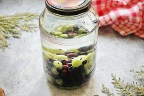 Настойка из черной смородины с крыжовником Настойка из черной смородины с крыжовником