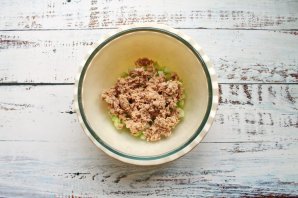 Салат с сельдереем и тунцом Салат с сельдереем и тунцом