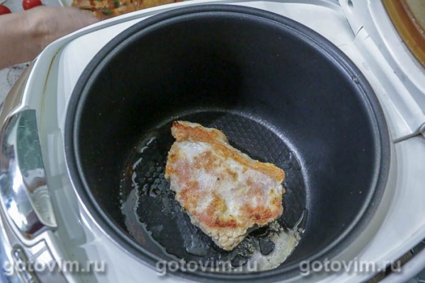 Свиные отбивные с сыром и сельдереем в мультиварке