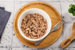 Салат с горбушей и сыром