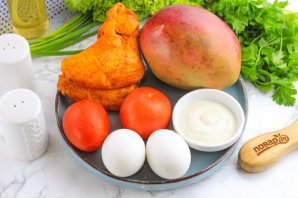 Салат с копченой курицей и манго Салат с копченой курицей и манго