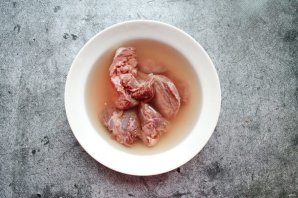 Оленина с картошкой в духовке