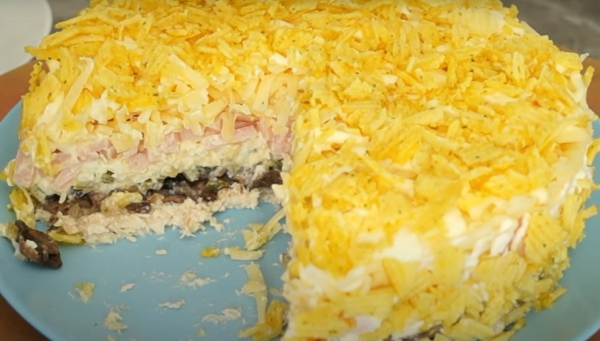 «Птичка» — вкусный и яркий салат на праздничный стол. Нравится всем «Птичка» — вкусный и яркий салат на праздничный стол. Нравится всем