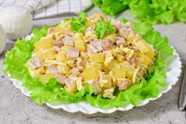 Салат с копчёной курицей и ананасами