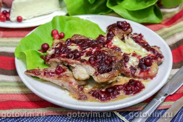 Стейк из свиной шейки с камамбером и клюквой