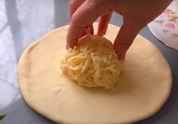 Беру кефир и 1 яйцо. Ароматные хачапури за 15 минут: очень вкусный и быстрый рецепт Беру кефир и 1 яйцо. Ароматные хачапури за 15 минут: очень вкусный и быстрый рецепт