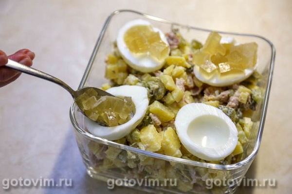 Салат &laquo;Оливье&raquo; с ланспиком, цыпленком и креветками по старинному рецепту