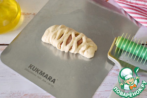Разборный пирог из булочек с колбасой