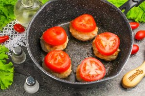Котлеты с сыром и помидорами Котлеты с сыром и помидорами