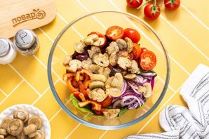 Салат с маринованными шампиньонами Салат с маринованными шампиньонами