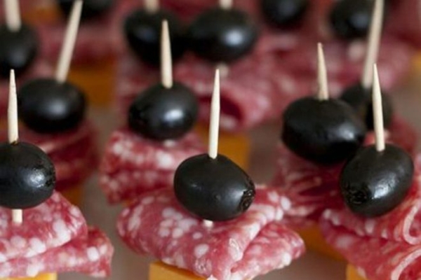 Быстрые канапе с колбасой, сыром и маслинами