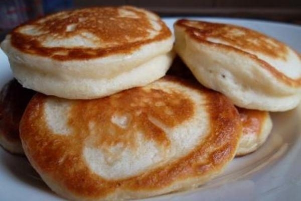 Быстрые дрожжевые оладьи на молоке Быстрые дрожжевые оладьи на молоке