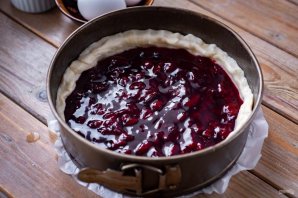 Пирог с замороженной вишней и безе Пирог с замороженной вишней и безе