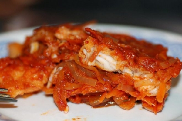 Белая рыба под овощным маринадом на сковороде Белая рыба под овощным маринадом на сковороде