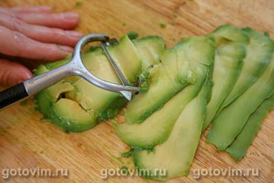 Канапе на шпажках с красной рыбой, авокадо и красной икрой Канапе на шпажках с красной рыбой, авокадо и красной икрой