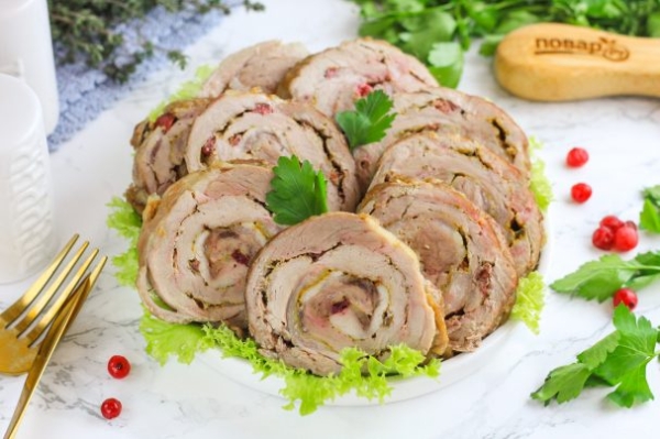 Мясной рулет с брусникой в духовке Мясной рулет с брусникой в духовке