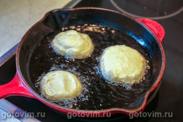 Несладкие пончики с салатом из сыра, яиц и зелени Несладкие пончики с салатом из сыра, яиц и зелени