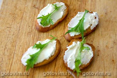 Кростини с инжиром, запеченным в беконе