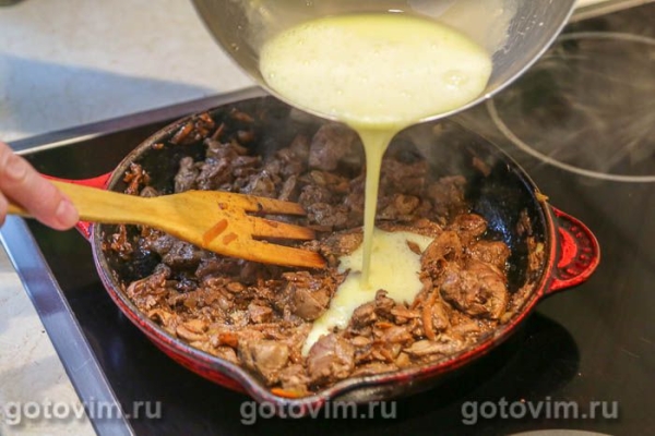 Жареная куриная печень с луком и яйцом