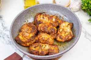 Филе куриного бедра на сковороде Филе куриного бедра на сковороде