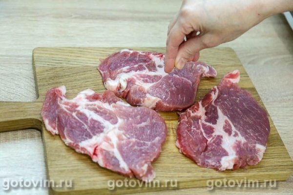 Стейки из свиной шеи в томатно-сливочном соусе в мультиварке