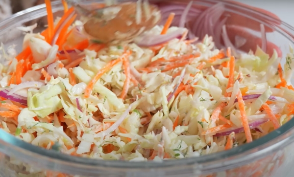 Американский салат Коуслоу (Coleslaw). Вся изюминка в заправке: подойдет и к мясу и к рыбе