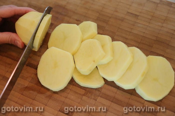 Свинина с картофелем и беконом на шпажках, запеченная в духовке