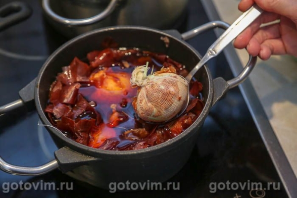 Мраморные яйца в луковой шелухе 