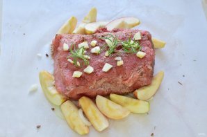 Свинина с яблоками в духовке Свинина с яблоками в духовке